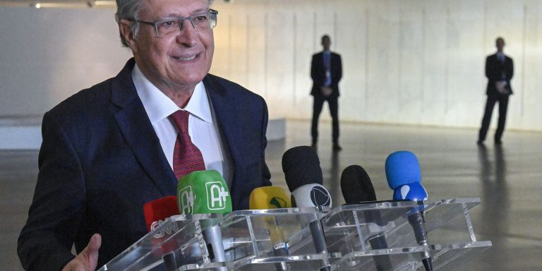 “Só faltam os escandalosos juros caírem”, defende Alckmin – Artigo de Exemplo